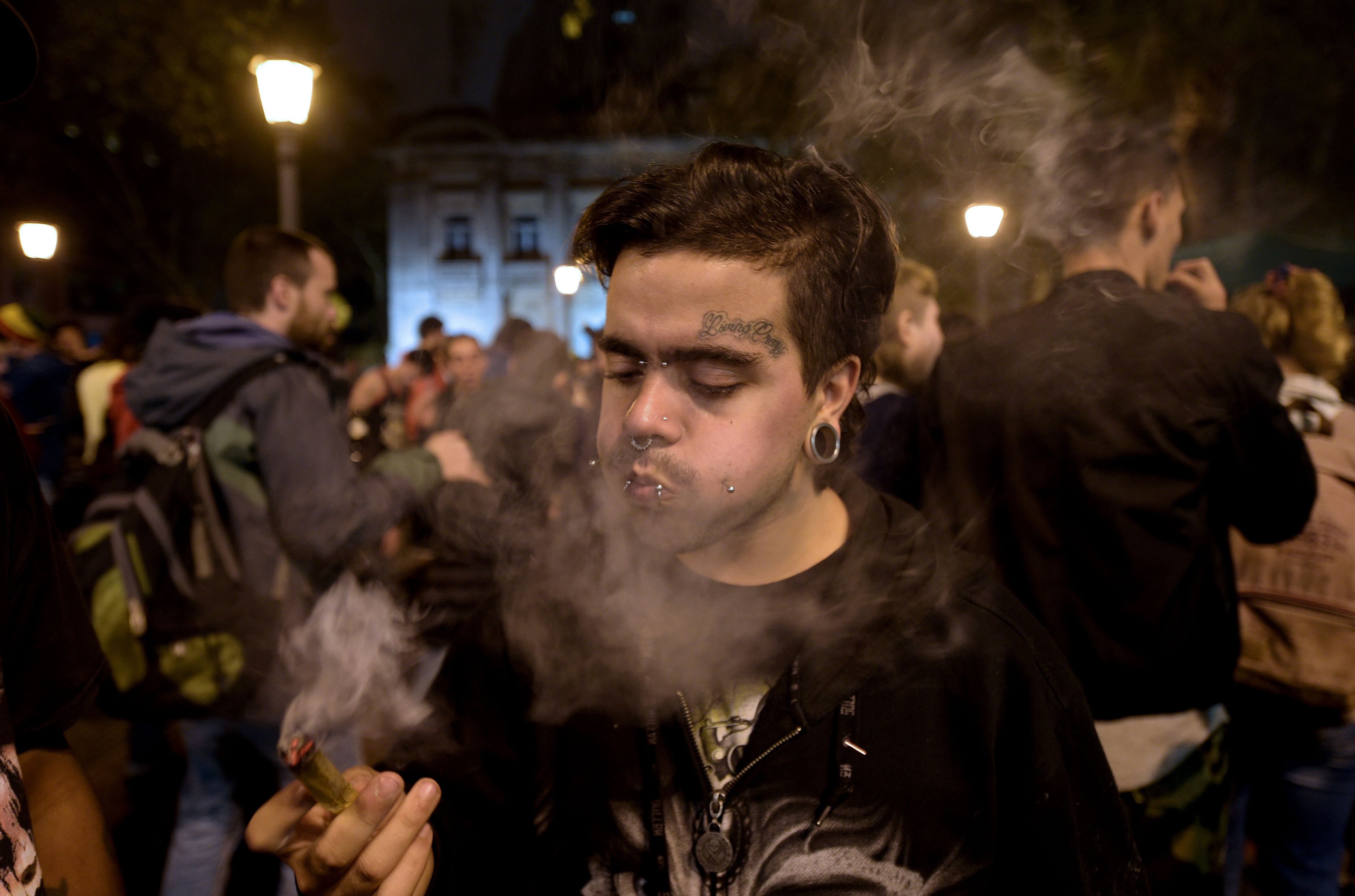 تدخين الماريجوانا خلال المسيرة