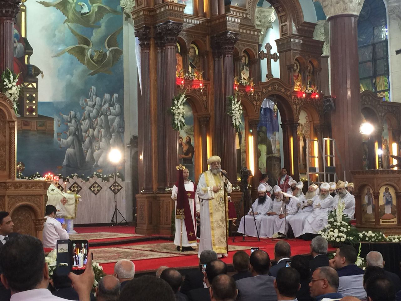 البابا تواضروس يدشن مذابح وأيقونات كنيسة القديس الأنبا أثناسيوس  (2)
