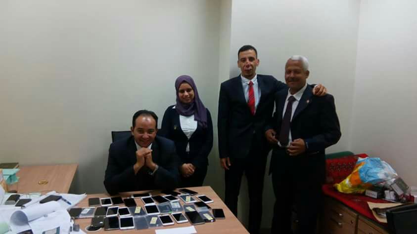 جمارك مطار القاهرة تحبط محاولة تهريب ٧٠ هاتفا محمولا (1)