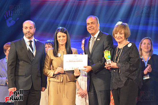 وزيرة السياحة تمنح جائزة لمستشفى معهد الاورام