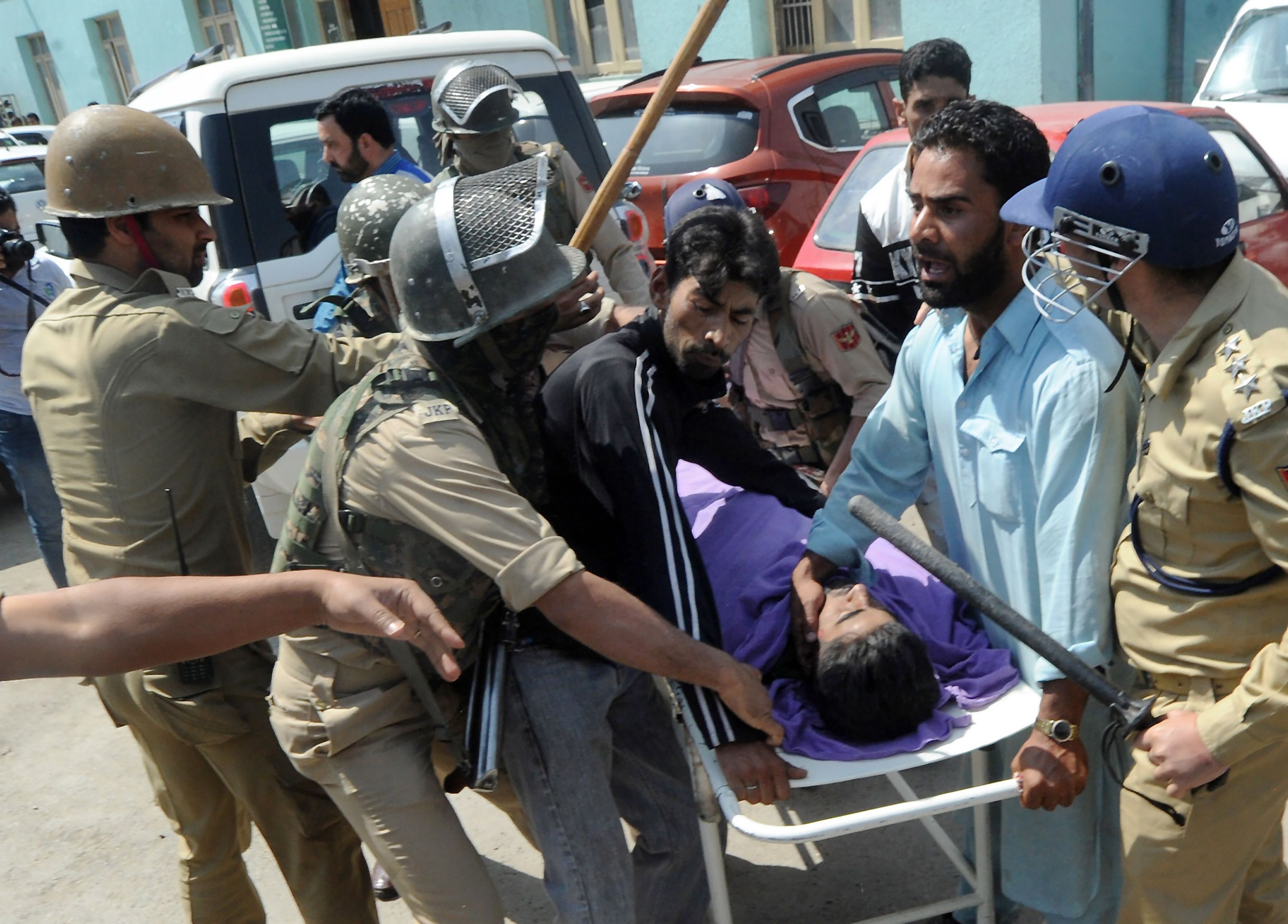 إصابة أحد أفراد الشرطة الهندية 