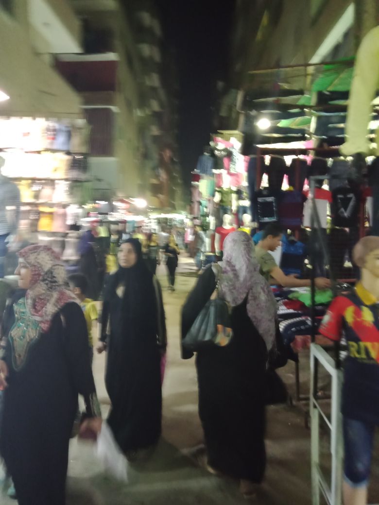 جانب من المحال بالشارع