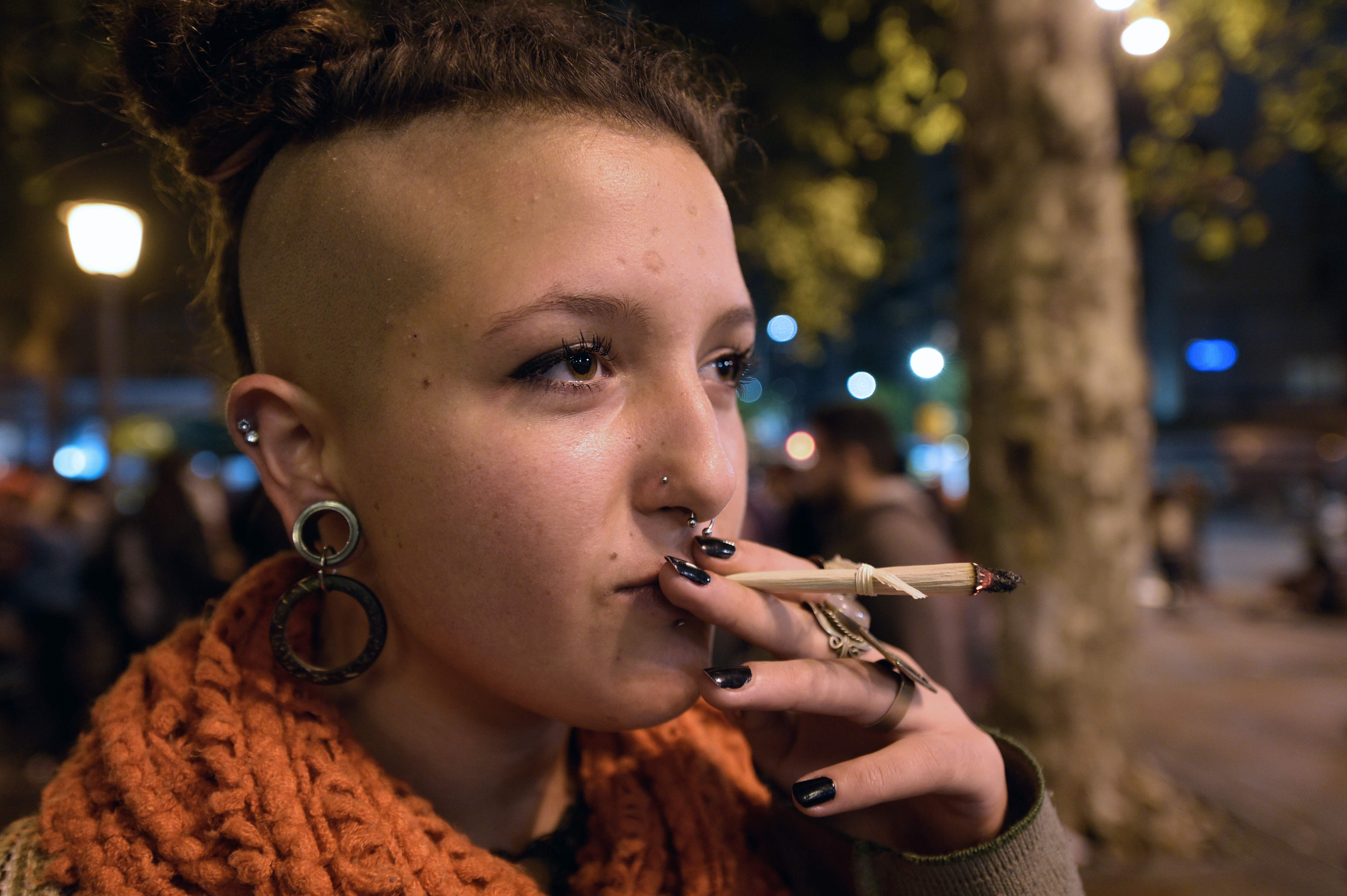 فتاة تدخن الماريجوانا