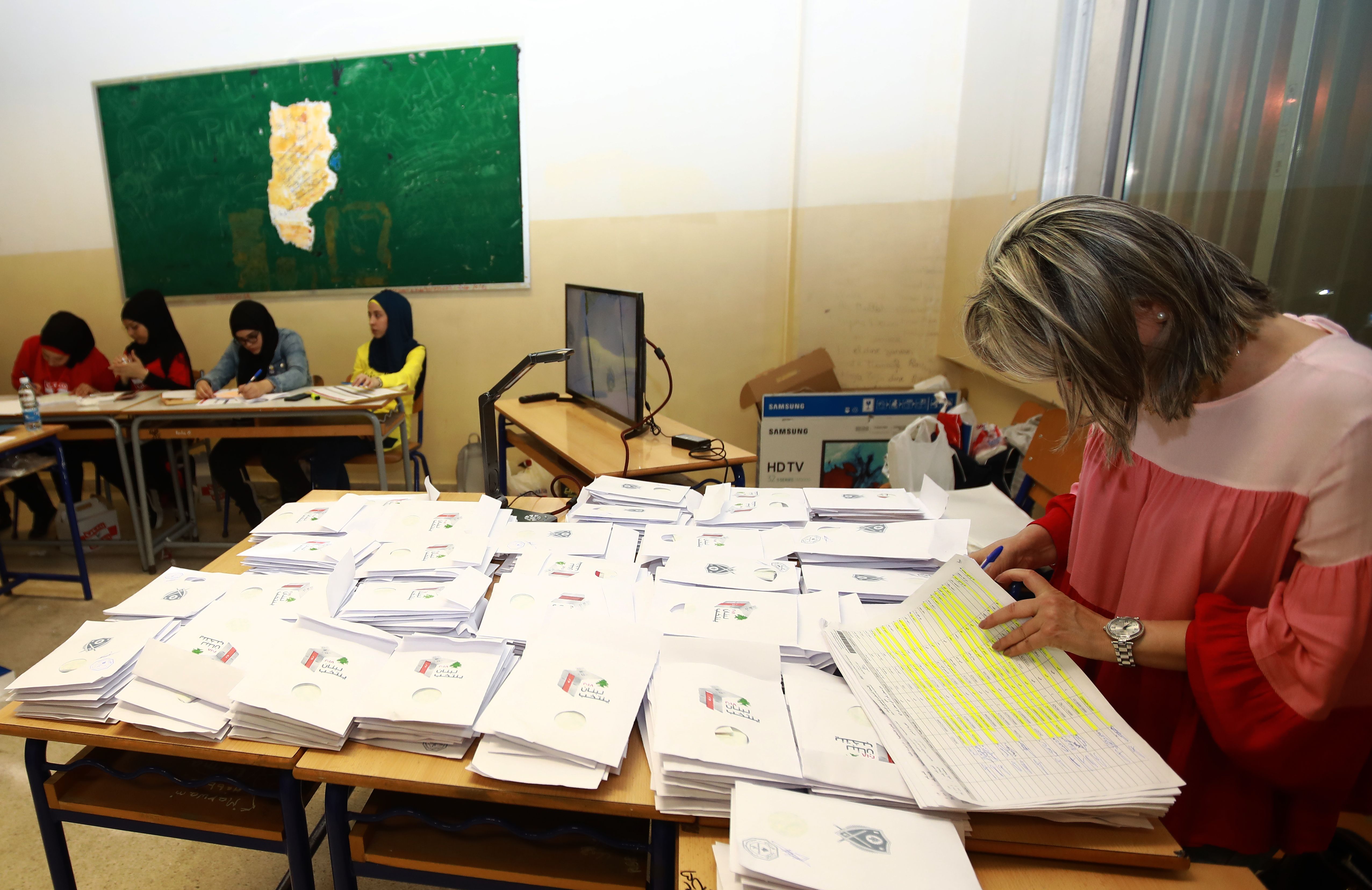 فرز الأصوات فى الانتخابات اللبنانية