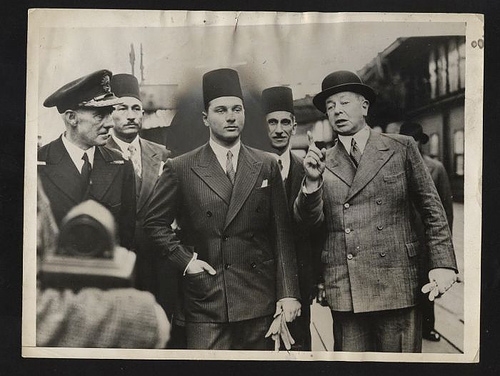 الملك فاروق خلال دراسته فى بريطانيا وبجواره أحمد حسنين باشا