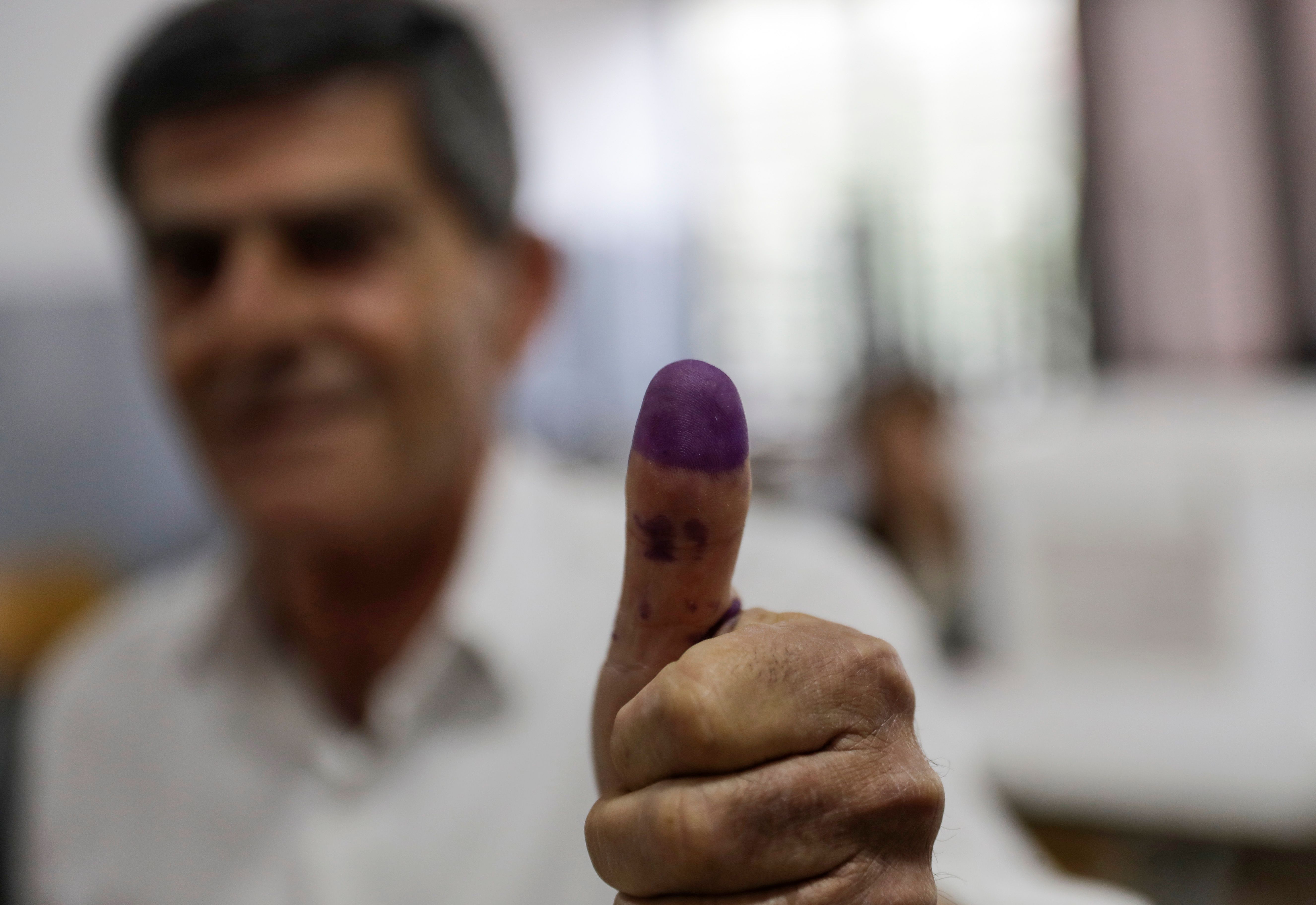 لبنانى يشارك فى عمليات التصويت