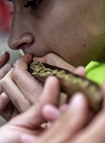 وضع الماريجوانا داخل سيجارة بكولومبيا