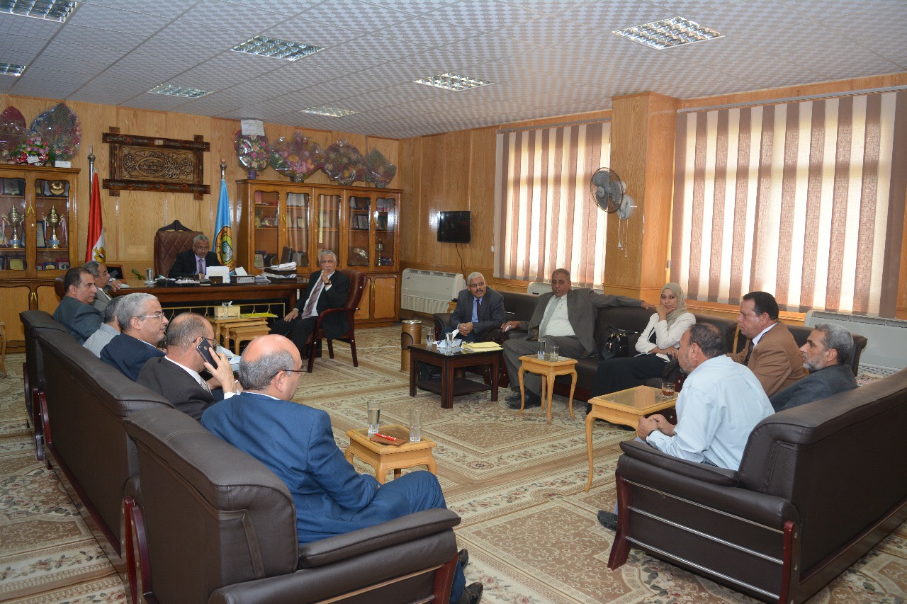 جانب من اجتماع نائب رئيس جامعة الازهر و عدد من العمداء الكليات 