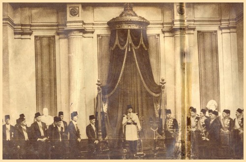 الملك فاروق فى الجلسه الاولى له فى البرلمان بعد توليه الحكم