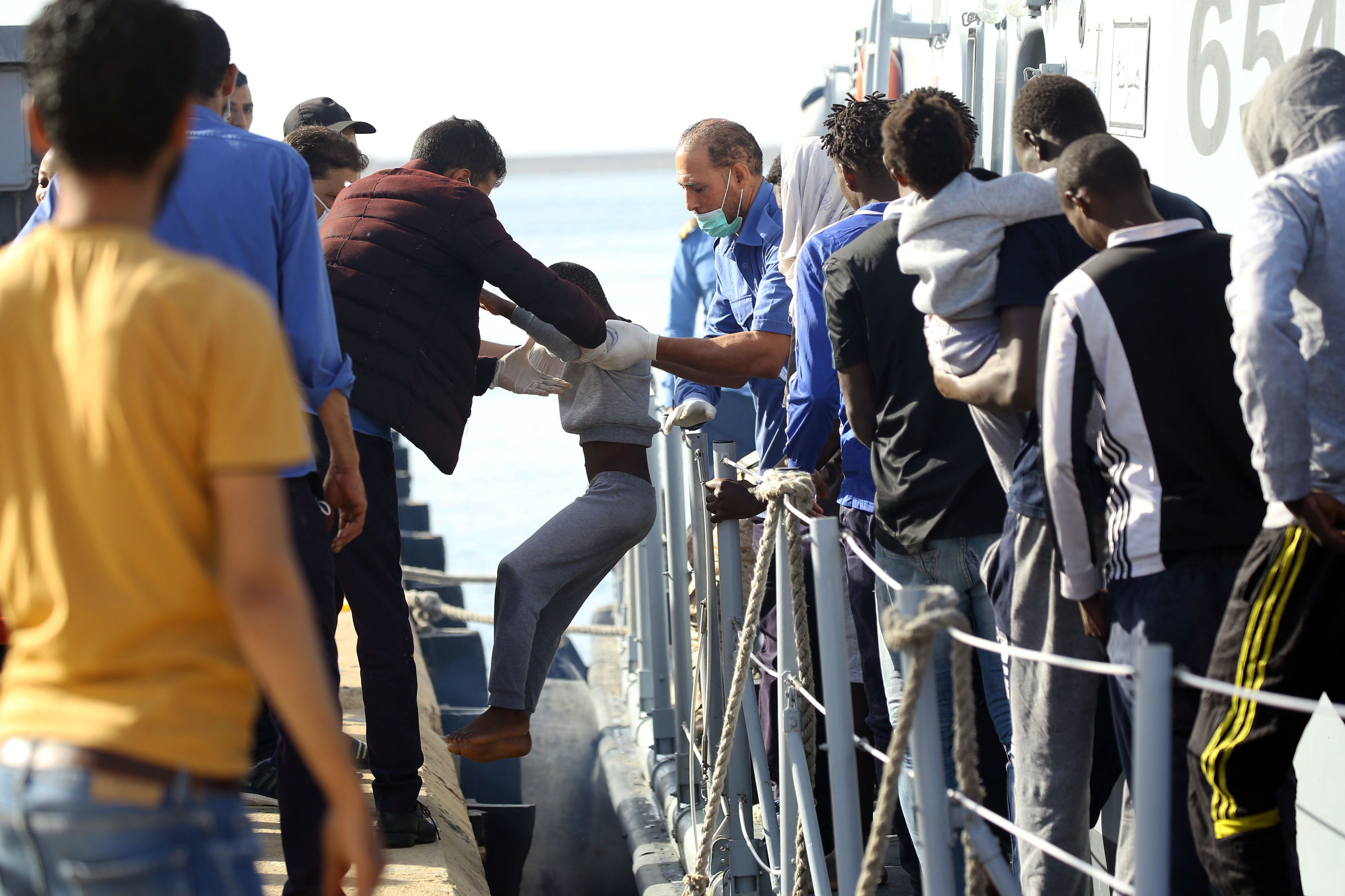 نقل المهاجرين لأحد المعسكرات فى طرابلس