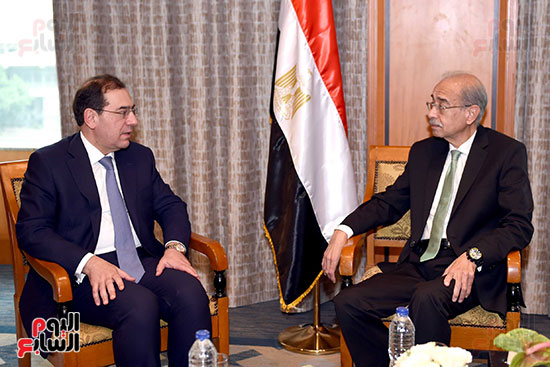 المهندس شريف إسماعيل مع وزير البترول