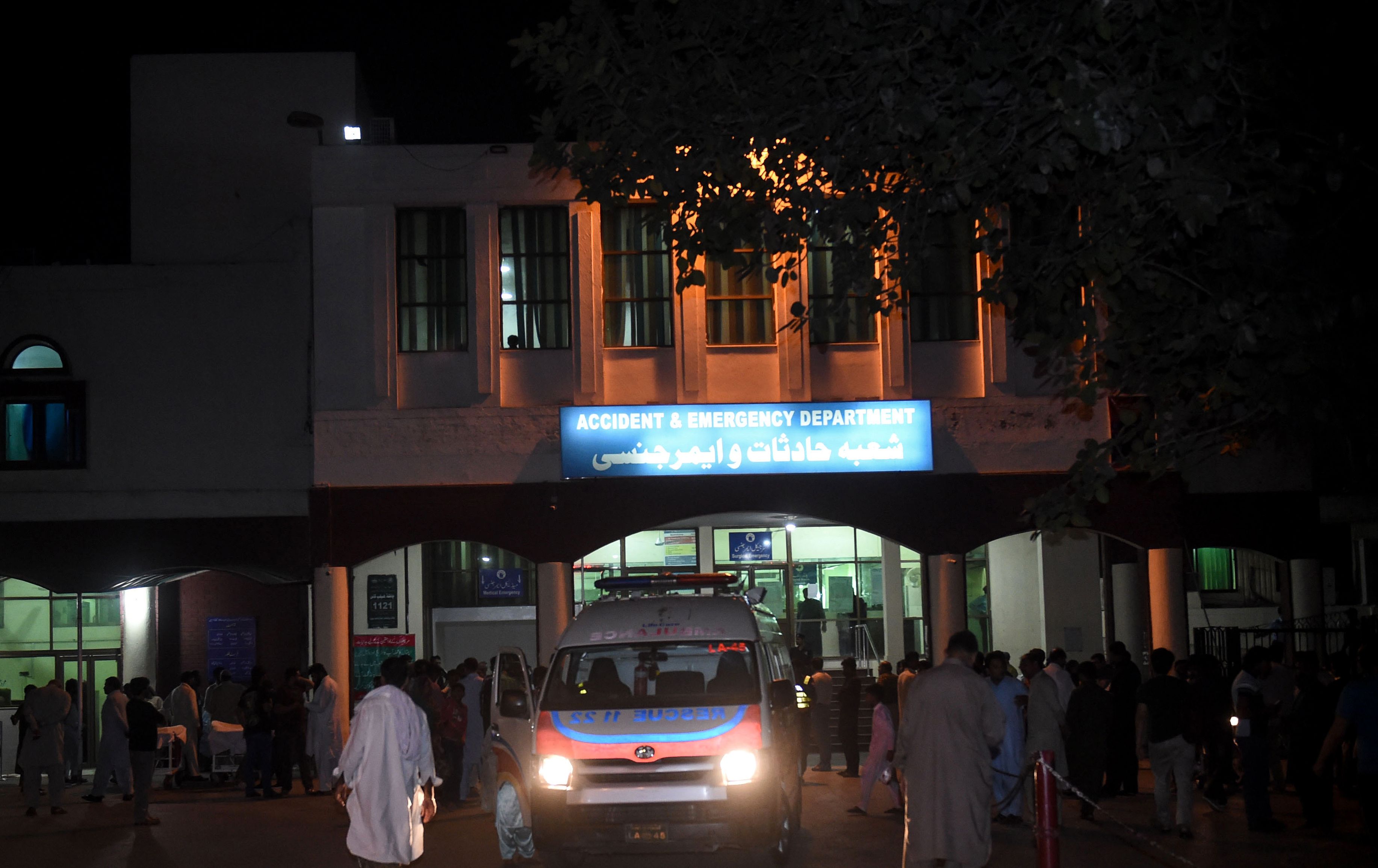 وصول وزير الداخلية الباكستانى إحسان إقبال إلى المستشفى