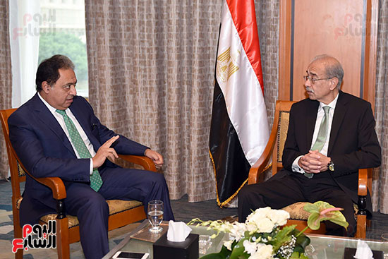 المهندس شريف إسماعيل مع وزير الصحة