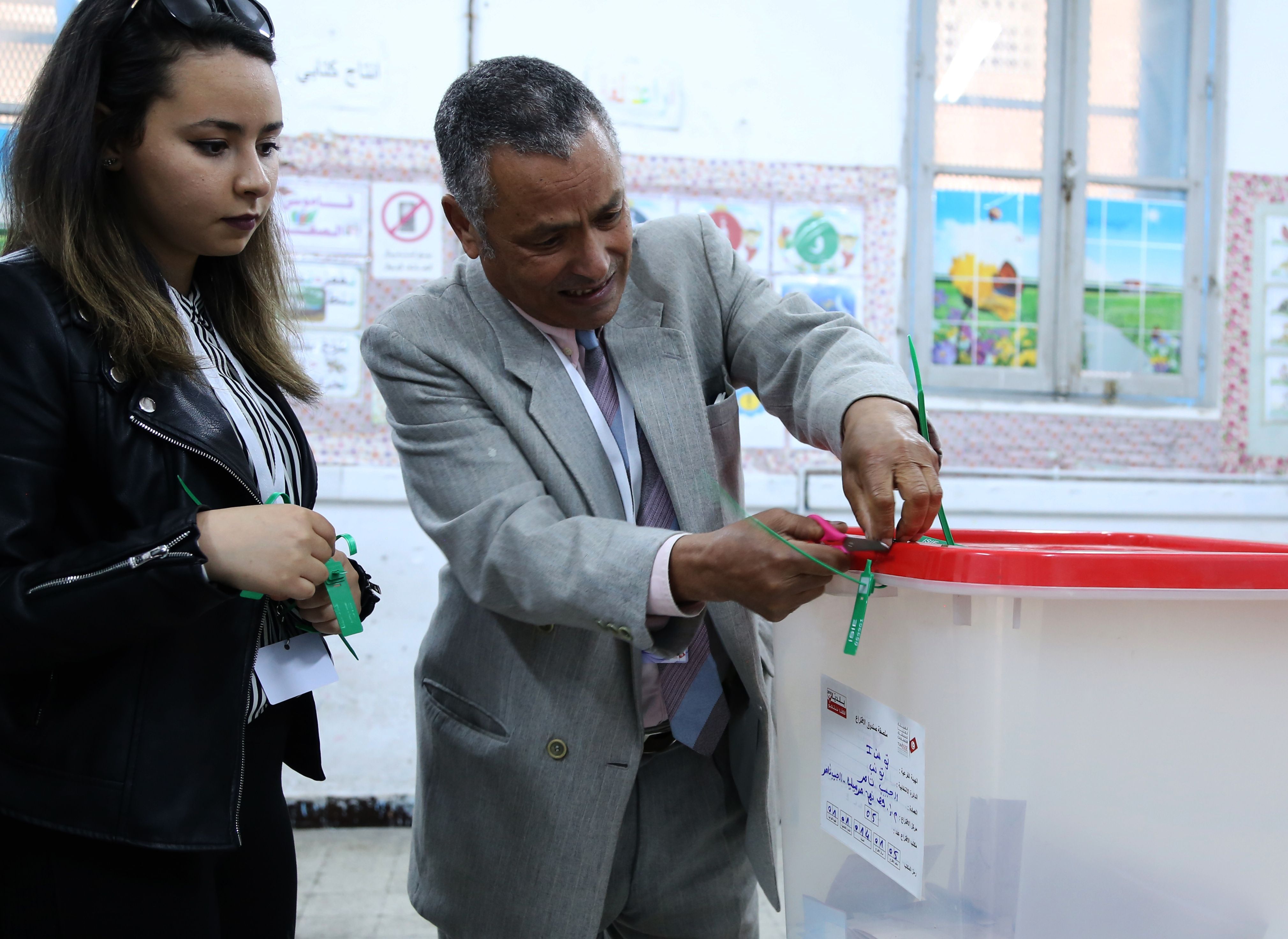 فتح صندوق انتخابى فى تونس