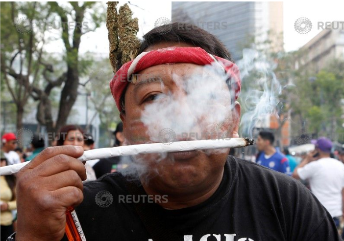 جانب من تدخين المتظاهرين 
