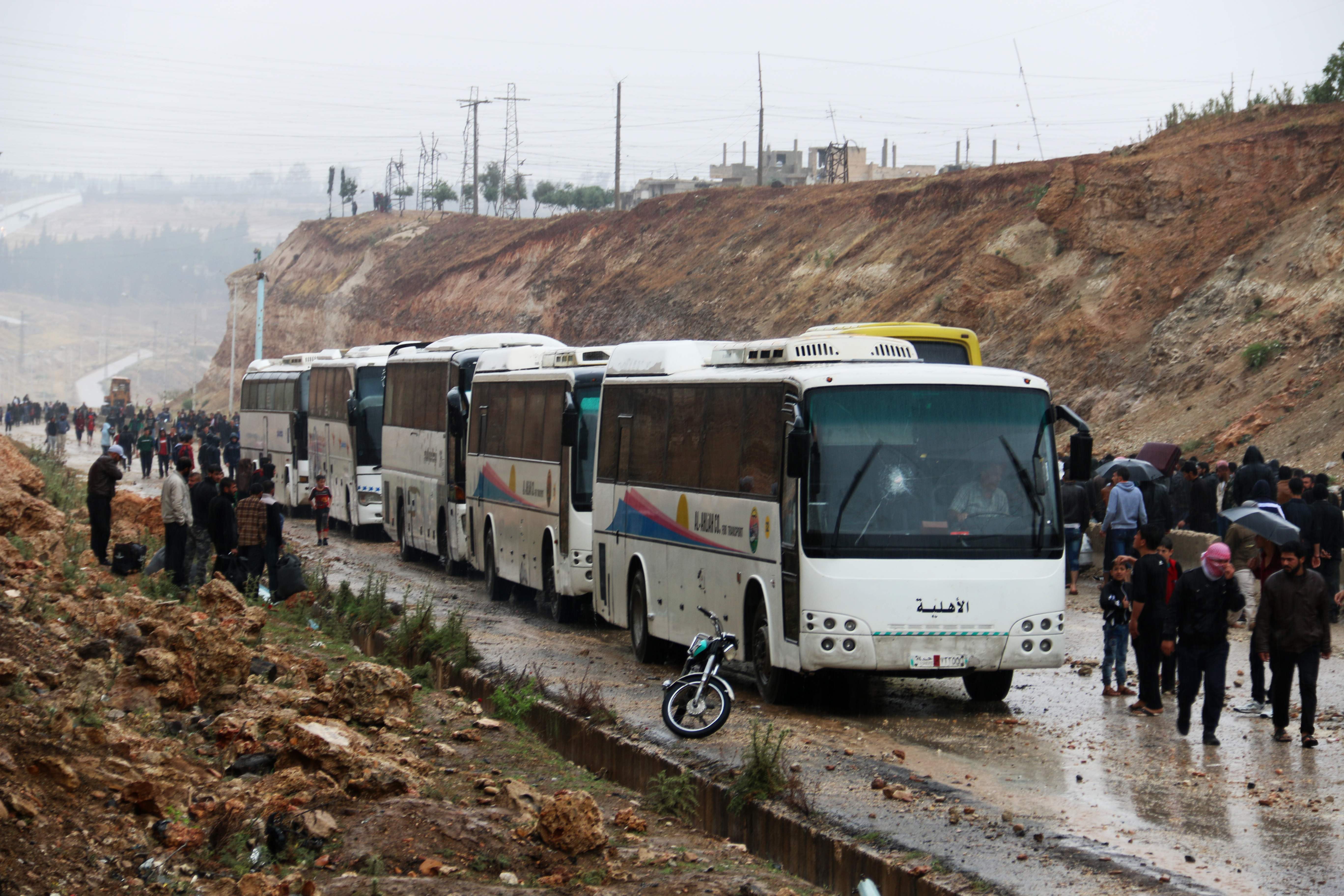 حافلات تقل السوريون