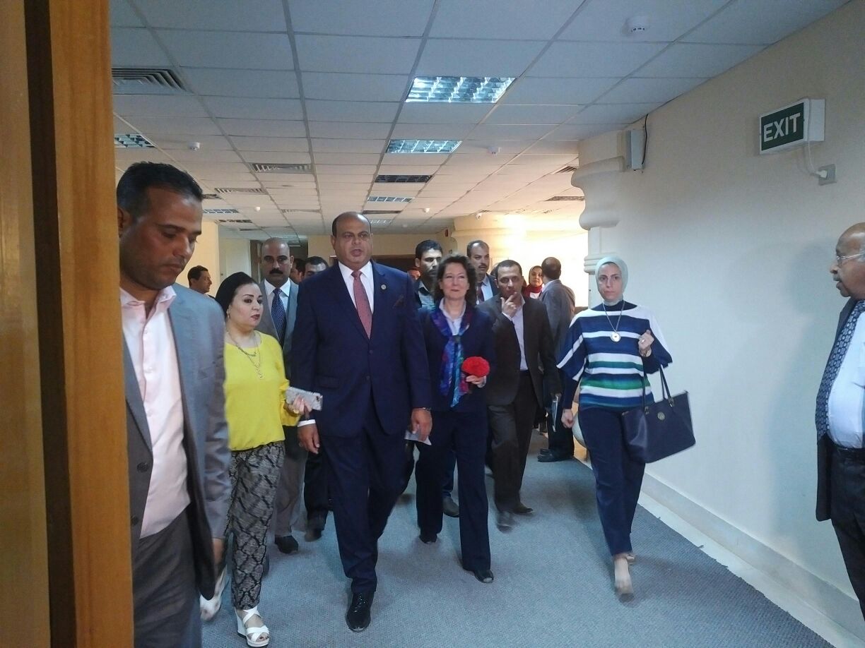           زيارة القنصل الأمريكي لمكتبة بمصر بمطروح