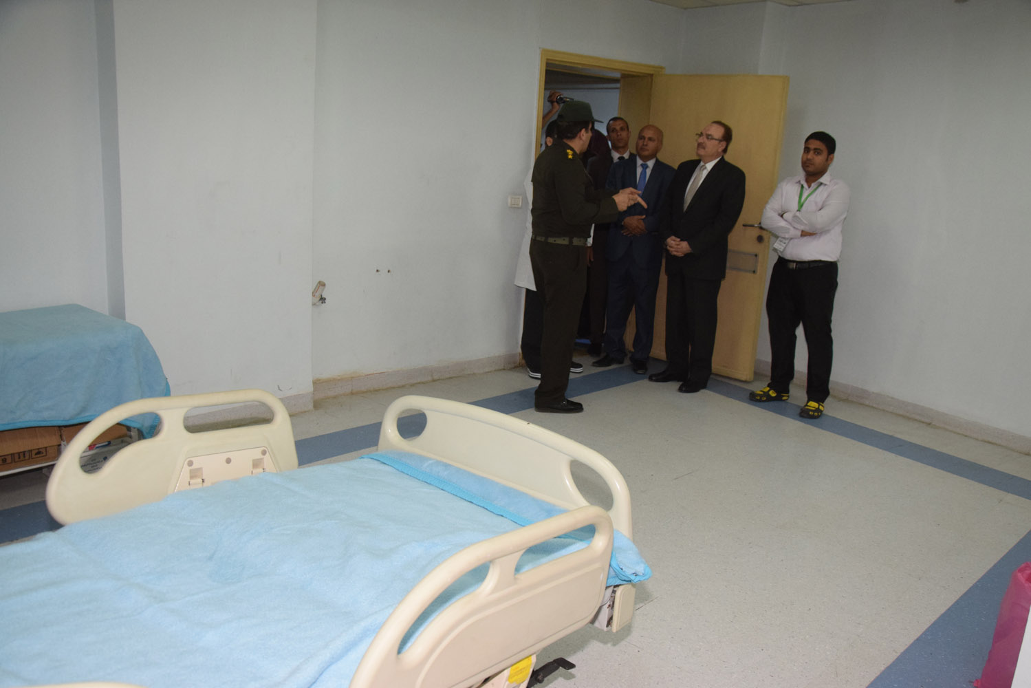 زيارة محافظ بنى سويف للمستشفى العسكرى (5)