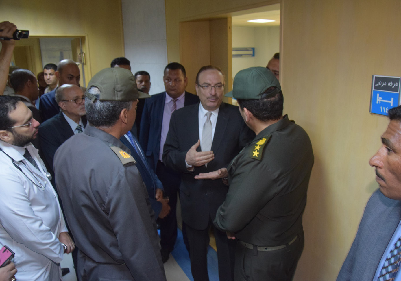 زيارة محافظ بنى سويف للمستشفى العسكرى (6)
