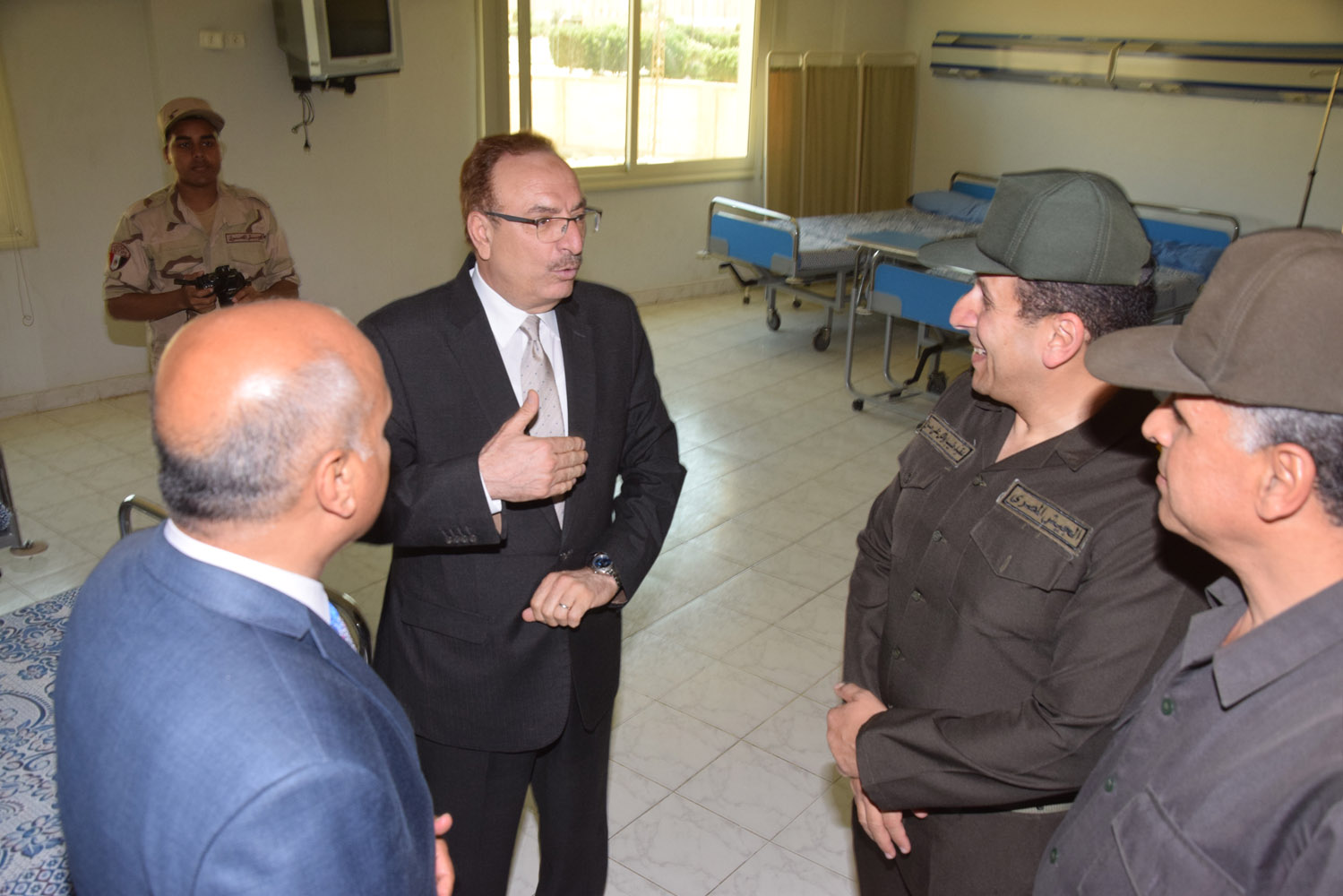 زيارة محافظ بنى سويف للمستشفى العسكرى (4)