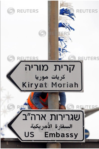  عناصر من الاحتلال الإسرائيلى يضعون اللافتات 