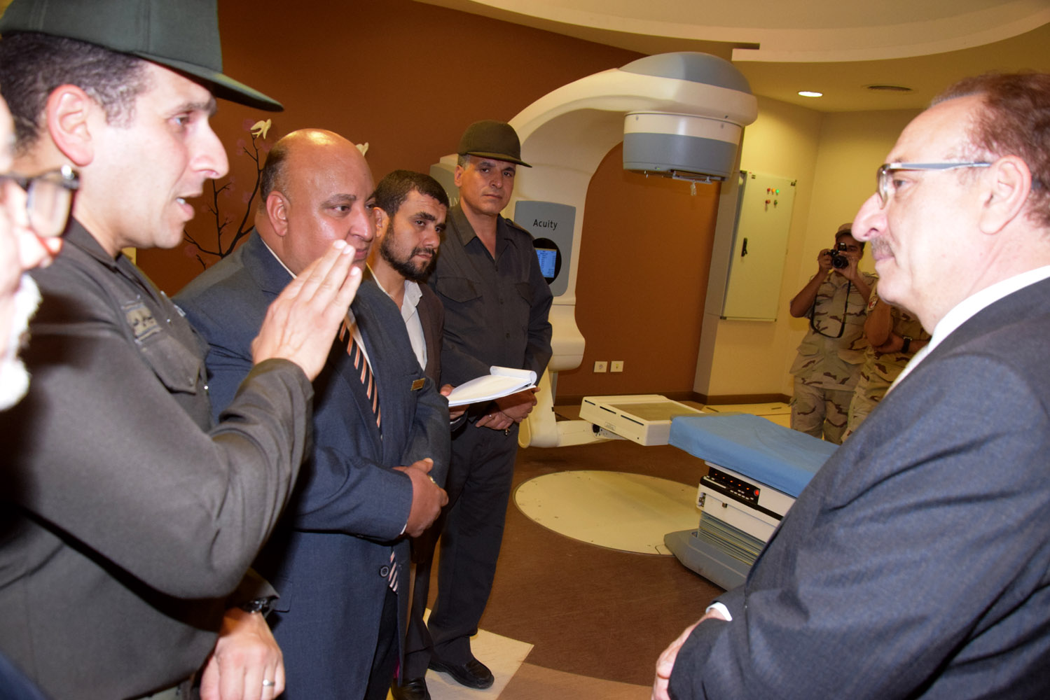 زيارة محافظ بنى سويف للمستشفى العسكرى (9)