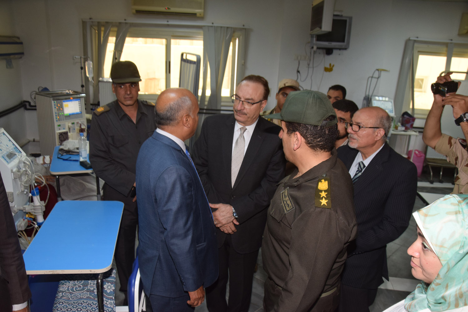 زيارة محافظ بنى سويف للمستشفى العسكرى (3)