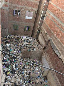 تلال القمامة تحاصر أهالى شارع البوسطة القدية (1)