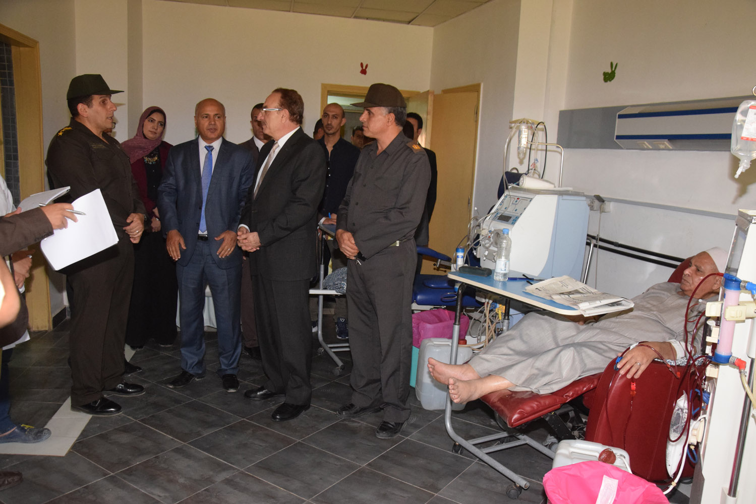 زيارة محافظ بنى سويف للمستشفى العسكرى (2)