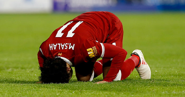 محمد صلاح يسجد