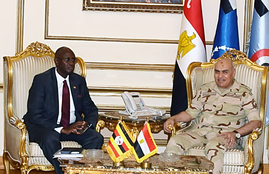 أول صدقى صبحى يلتقى وزير الدولة الأوغندى لشؤون المحاربين القدامى (3)