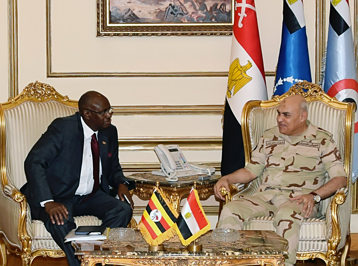 أول صدقى صبحى يلتقى وزير الدولة الأوغندى لشؤون المحاربين القدامى (2)