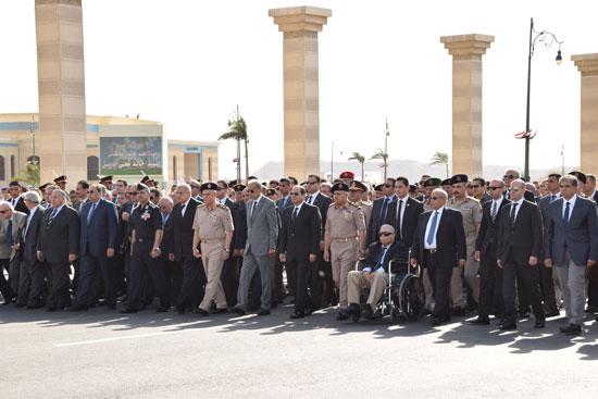 الرئيس السيسى يتقدم جنازة خالد محيى الدين (2)