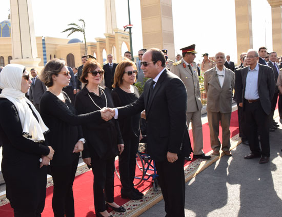 الرئيس السيسى يتقدم جنازة خالد محيى الدين (4)