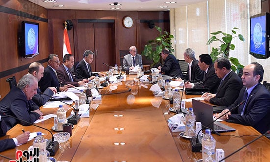 المهندس شريف إسماعيل رئيس الوزراء يتابع خطة تطوير السكك الحديدية (2)