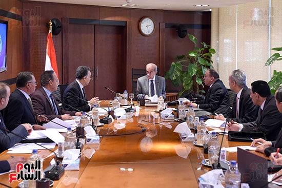 المهندس شريف إسماعيل رئيس الوزراء يتابع خطة تطوير السكك الحديدية (3)