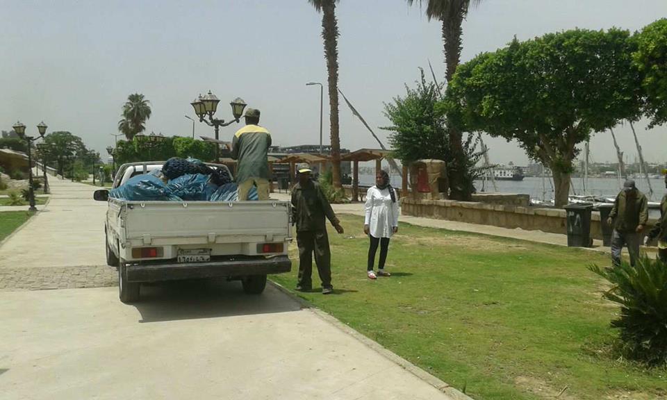     مجلس مدينة الأقصر يقود حملات لتنظيف نهر النيل من القمامة والمخلفات