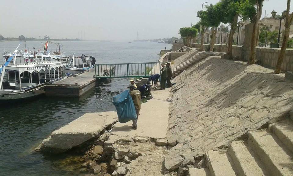     جانب من حملات تنظيف نهر النيل بمدينة الاقصر