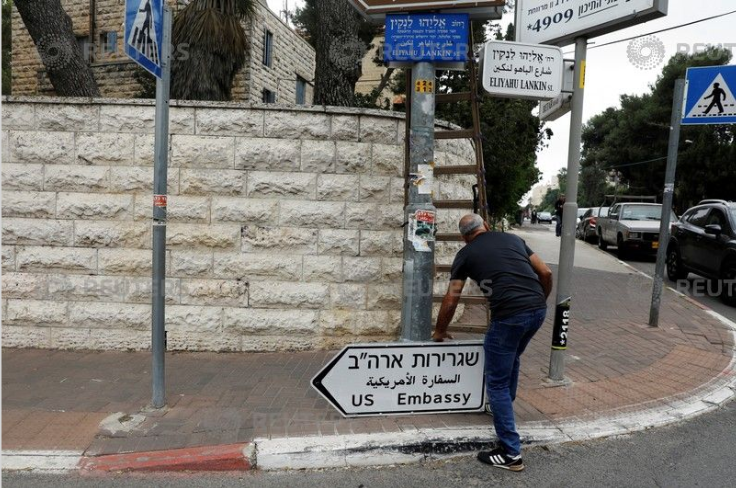  لافتات السفارة فى شوارع القدس 