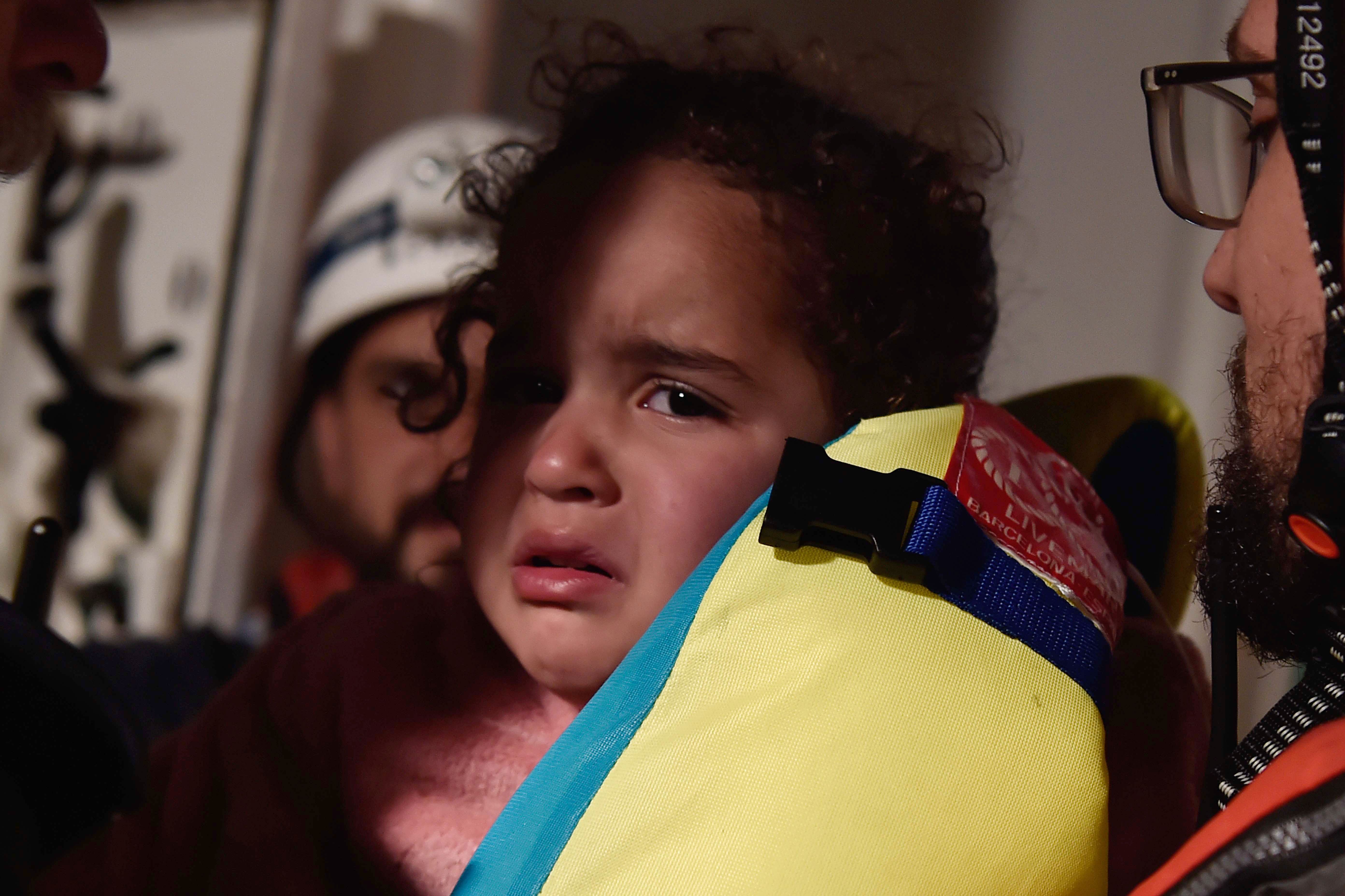 طفل تبكي بعد إنقاذها