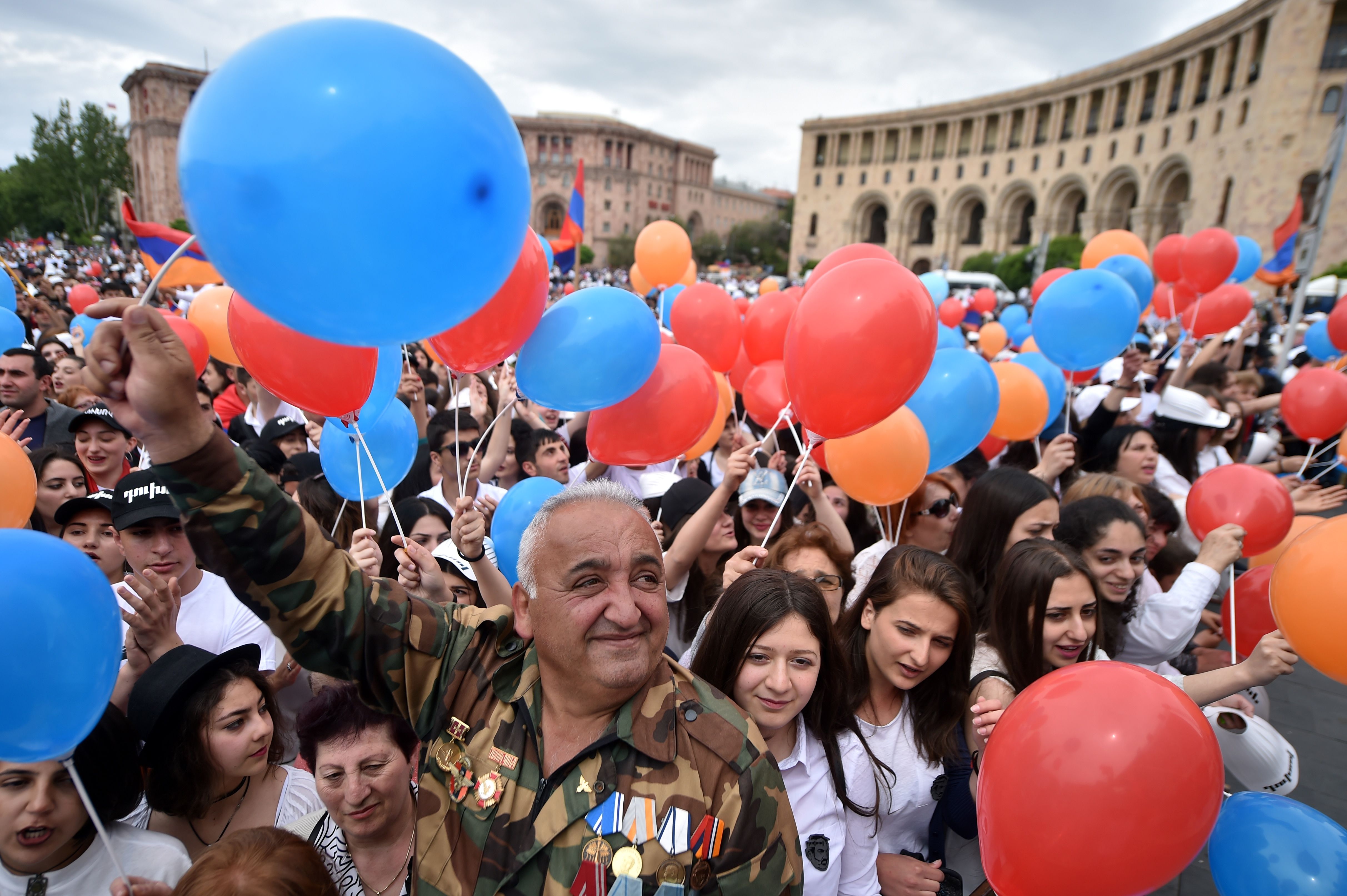 حشود المعارضه الأرمينية 