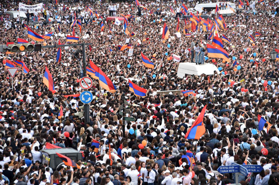 احتفالات أرمينيا باختيار رئيس الوزراء الجديد 