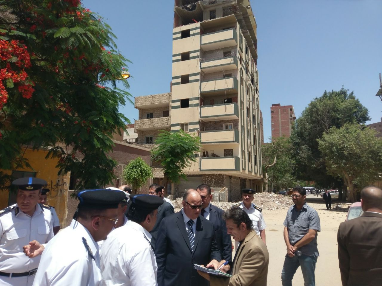 صور مدير أمن القاهرة يتفقد أعمال إزالة 4 طوابق مخالفة بعقار فى