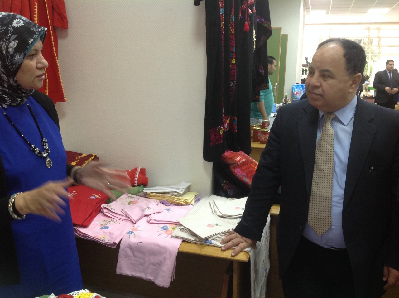 نائب وزير المالية يستمع للمشاركات بمعرض للمصنوعات اليدوية معرض للمصنوعات اليدوية