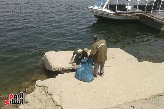 عمال مجلس مدينة الاقصر يشاركون بنظافة نهر النيل