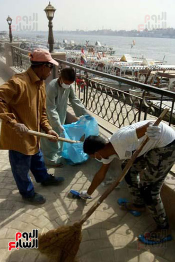 اعمال تنظيف نهر النيل ومحيطه بمحافظة الاقصر