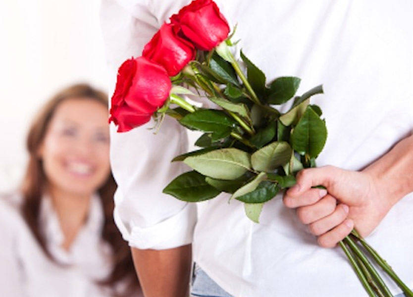 رجل يهدى محبوبته الورود