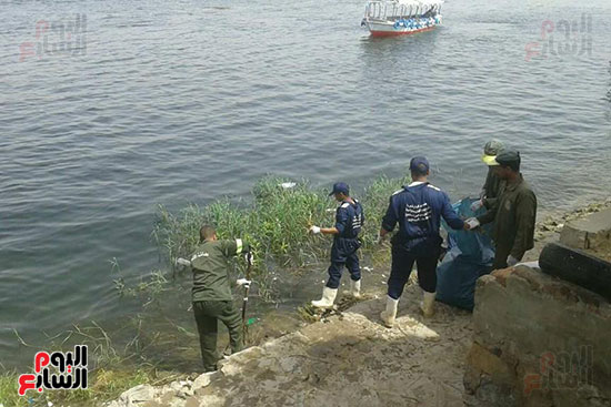 العمال والشباب خلال مبادرات تنظيف نهر النيل بالاقصر