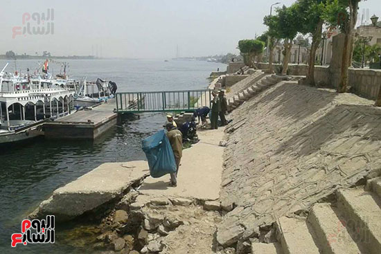 جانب من رفع المخلفات والقمامة من نهر النيل