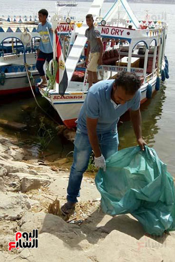 شباب الاقصر خلال المشاركة بحملات تنظيف نهر النيل